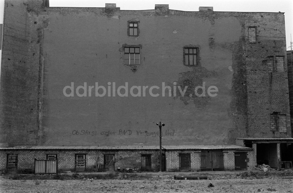 Berlin: Schriftzug mit Stasi an einer Hausfassade in Berlin - Mitte, der ehemaligen Hauptstadt der DDR, Deutsche Demokratische Republik
