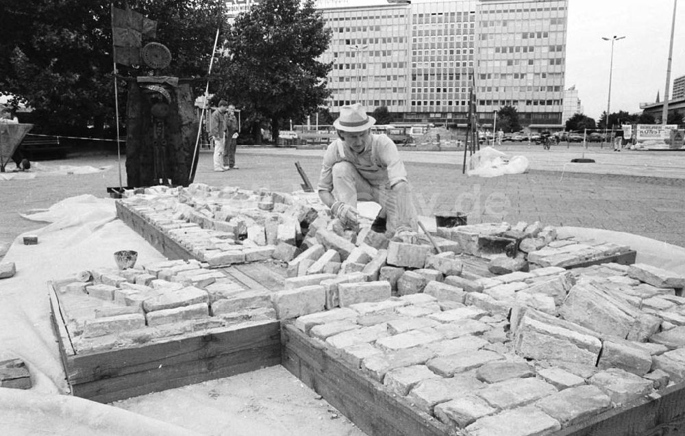 DDR-Fotoarchiv: Berlin / Mitte - Schrottplastik auf dem Alexanderplatz Berlin