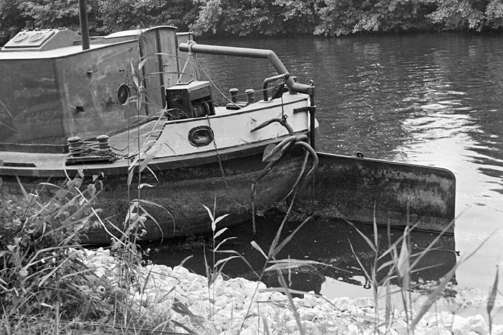 DDR-Fotoarchiv: Fürstenwalde - Schubschiff der Deutschen Binnenreederei in Fahrt auf der Spree in Fürstenwalde in der DDR