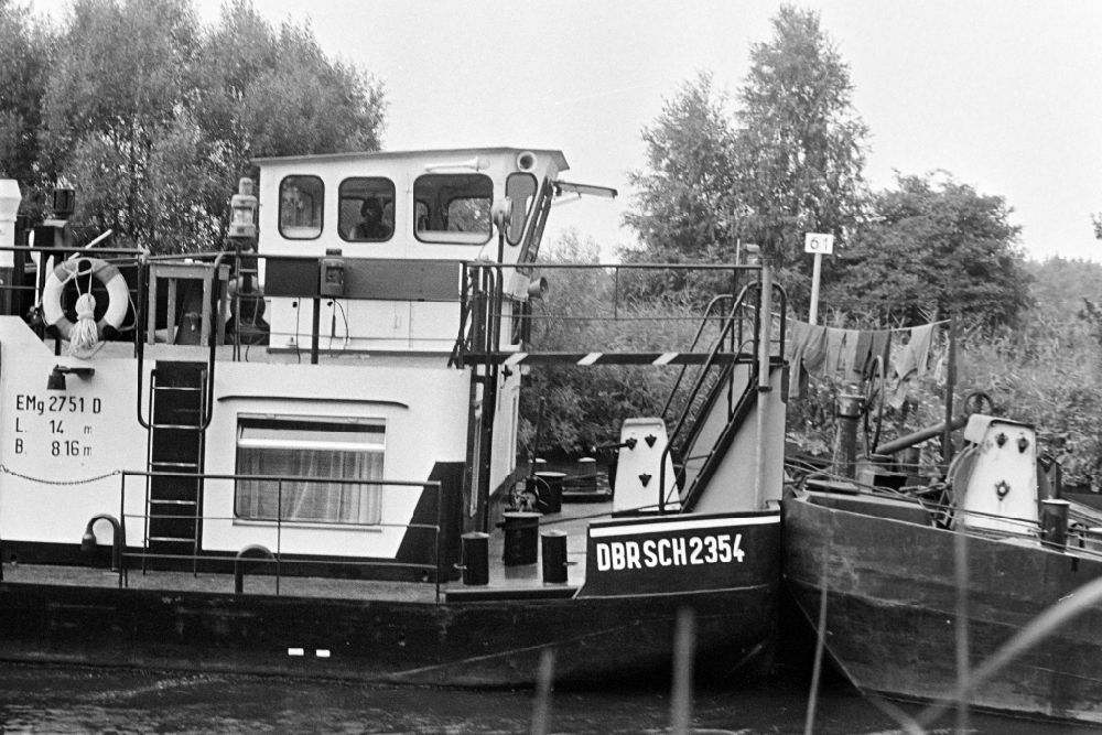 DDR-Bildarchiv: Fürstenwalde - Schubschiff der Deutschen Binnenreederei in Fahrt auf der Spree in Fürstenwalde in der DDR