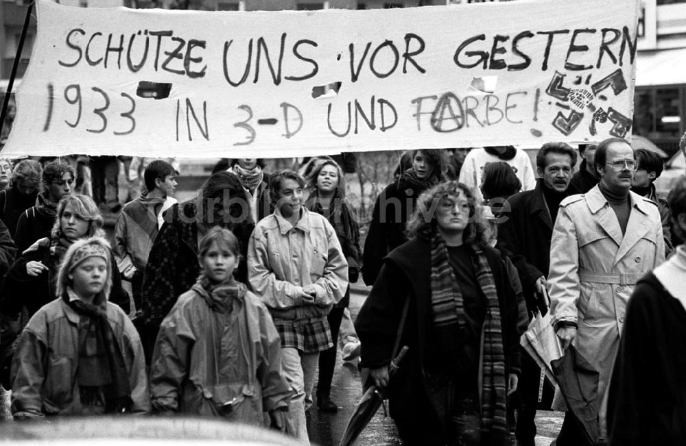 DDR-Bildarchiv: Berlin - Schülerdemo gegen Ausländerfeindlichkeit 29.10.92 Foto: ND/Lange Umschlagnummer: 1185