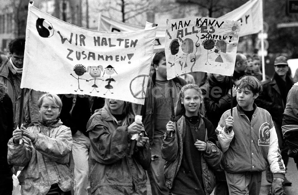 DDR-Fotoarchiv: Berlin - Schülerdemo gegen Ausländerfeindlichkeit 29.10.92 Foto: ND/Lange Umschlagnummer: 1185