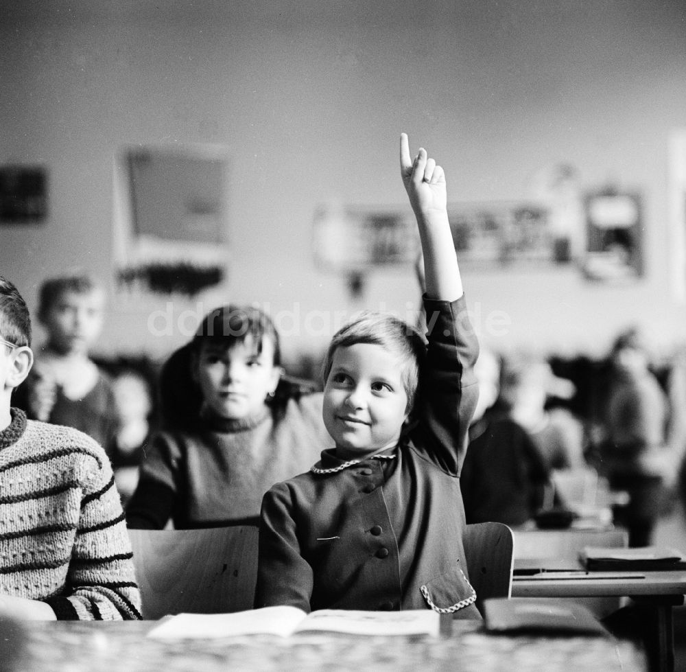 DDR-Fotoarchiv: Berlin - Schülerinnen und Schüler melden sich im Unterricht in Berlin, der ehemaligen Hauptstadt der DDR, Deutsche Demokratische Republik