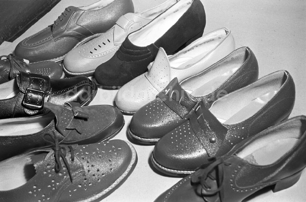 DDR-Fotoarchiv: Stolpen - Schuhe aus Schweinsleder in Stolpen in der DDR