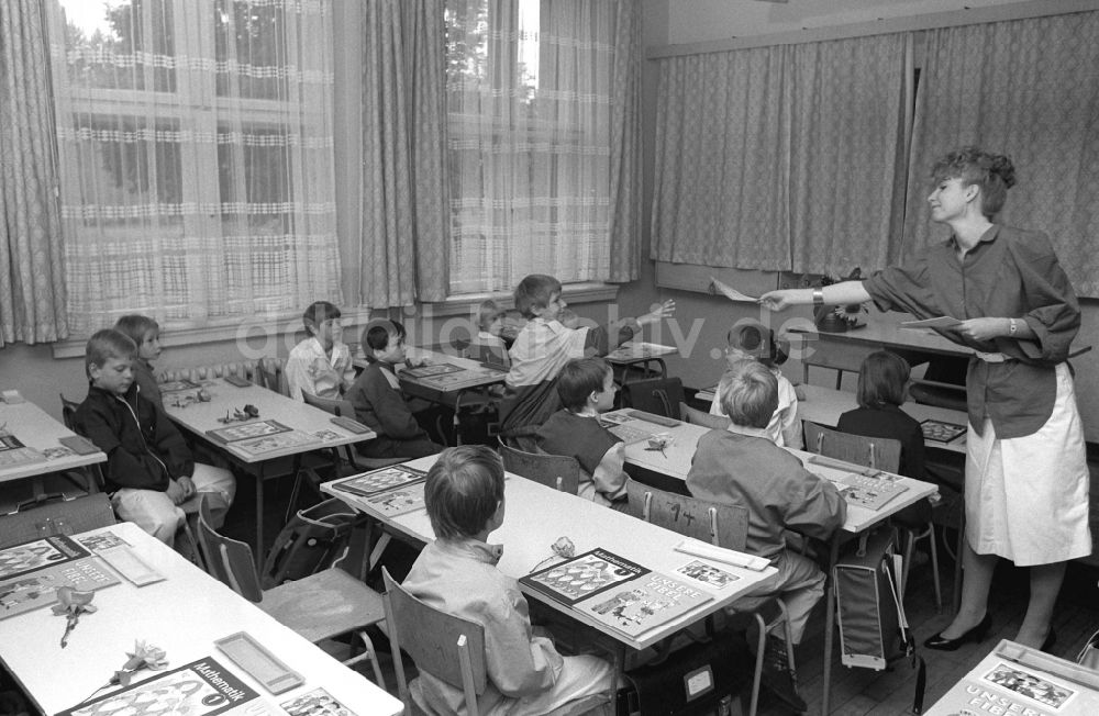 DDR-Fotoarchiv: Dresden - Schulanfang mit der Lehrerin und Klassenleiterin im Unterrichtsraum in Dresden in Sachsen in der DDR