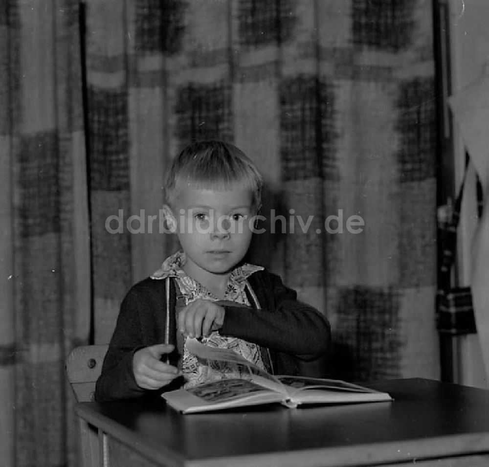 DDR-Bildarchiv: - Schulanfang Michael Fleming, 1. Schuljahr Umschlagnr.: 111 Foto: unbekannt