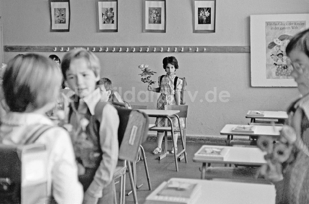 DDR-Fotoarchiv: Berlin - Schulanfang im Ortsteil Treptow in Berlin in der DDR