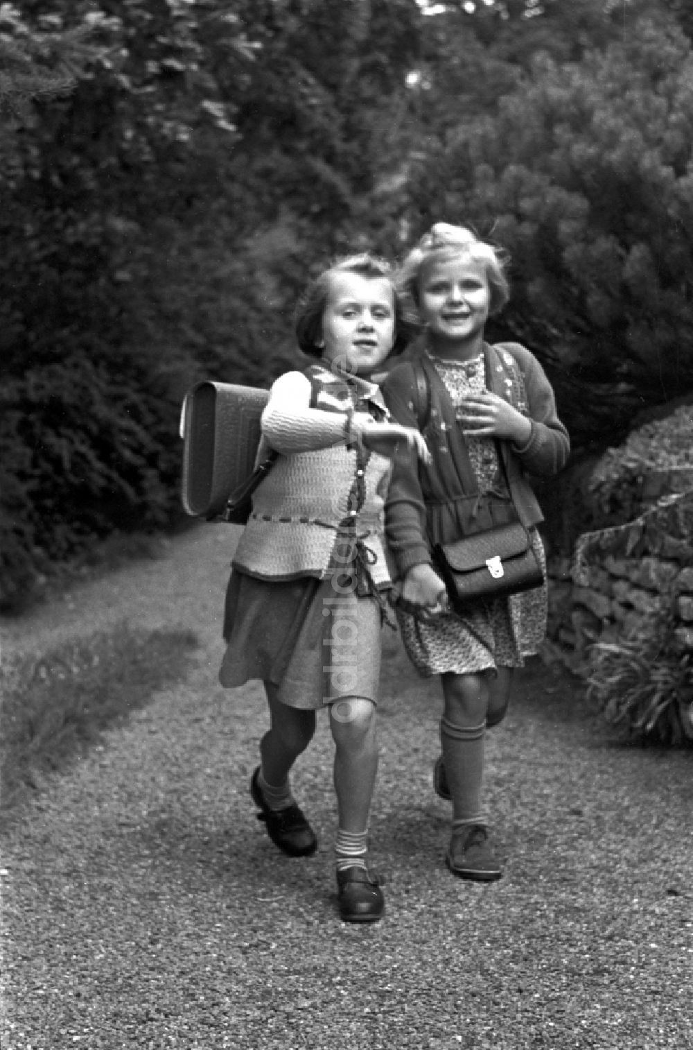 DDR-Bildarchiv: Dresden - Schulanfang für zwei junge Mädchen mit Schulranzen in Dresden in Sachsen auf dem Gebiet der ehemaligen DDR