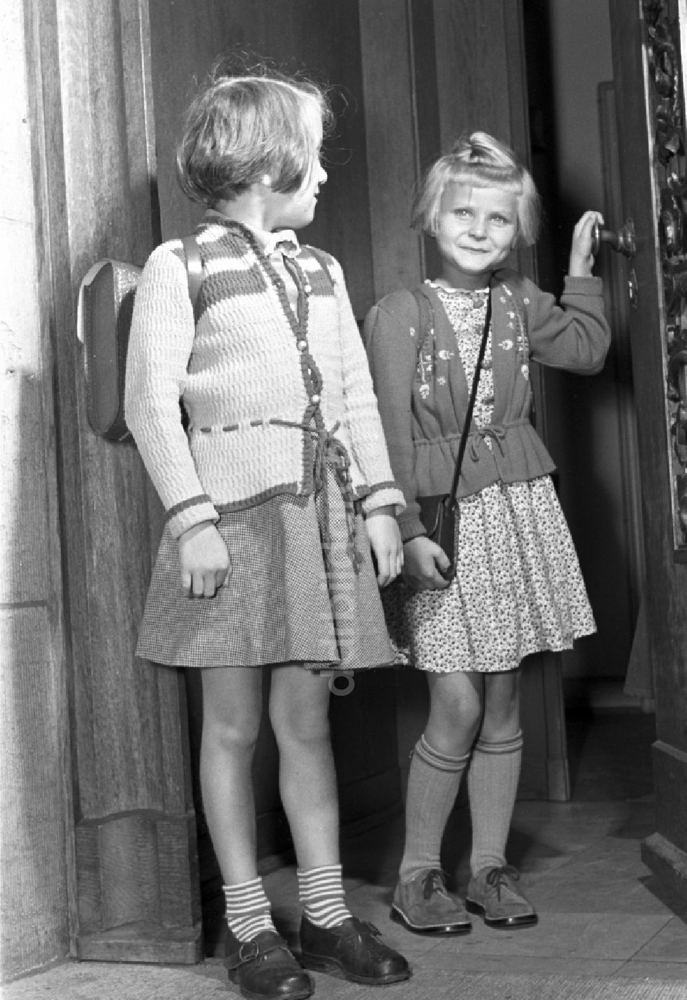 DDR-Fotoarchiv: Dresden - Schulanfang für zwei junge Mädchen mit Schulranzen in Dresden in Sachsen auf dem Gebiet der ehemaligen DDR
