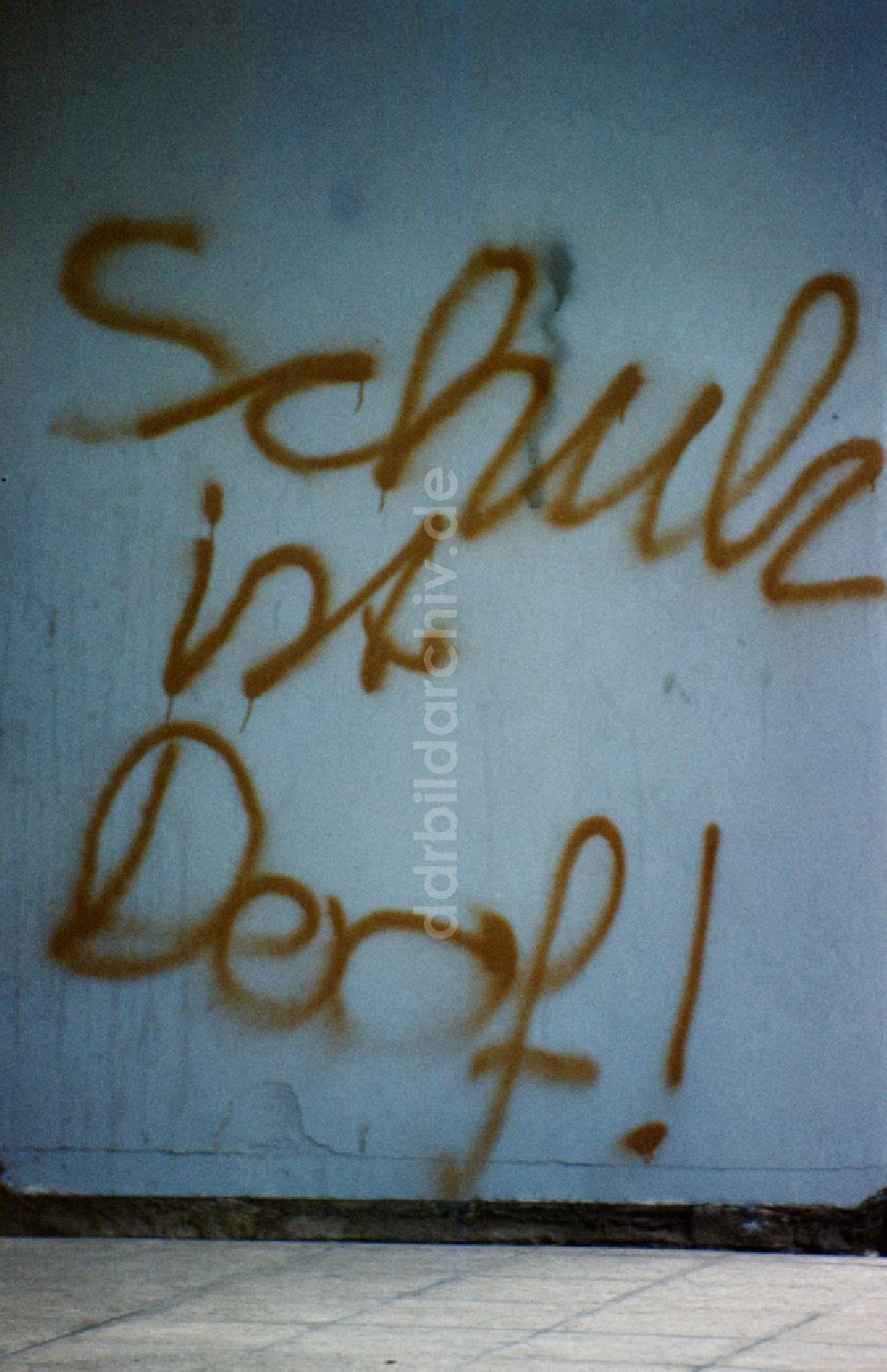 DDR-Bildarchiv: Berlin - Schule ist Doo ! -Schriftzug auf einer Hauswand in Ostberlin in der DDR