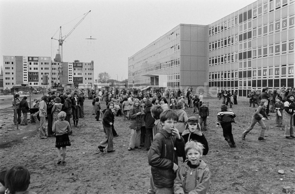 Berlin: Schulhof in Berlin in der DDR