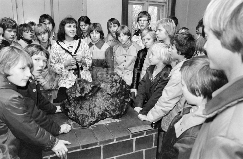 Berlin: Schulklasse betrachtet einen Meteorit in Berlin auf dem Gebiet der ehemaligen DDR, Deutsche Demokratische Republik