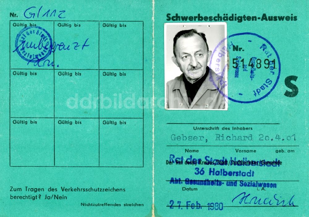 DDR-Bildarchiv: Halberstadt - Schwerbeschädigten - Schwerbehinderten - Ausweis ausgestellt in Halberstadt im Bundesland Sachsen-Anhalt auf dem Gebiet der ehemaligen DDR, Deutsche Demokratische Republik