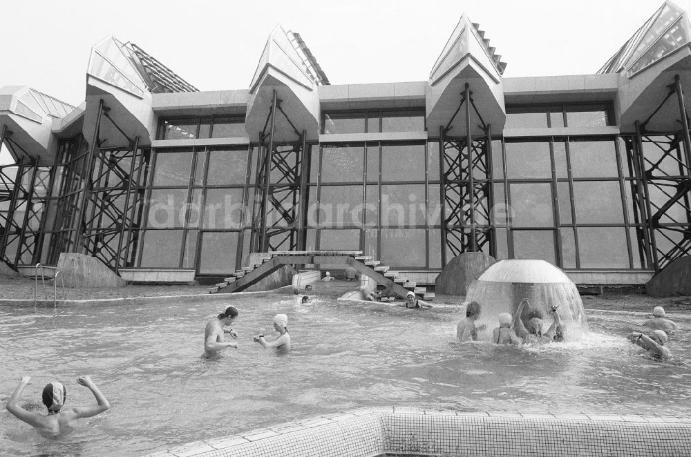 DDR-Bildarchiv: Berlin - Schwimm- und Spaßbad im Sport- und Erholungszentrum (SEZ) in Berlin, der ehemaligen Hauptstadt der DDR, Deutsche Demokratische Republik