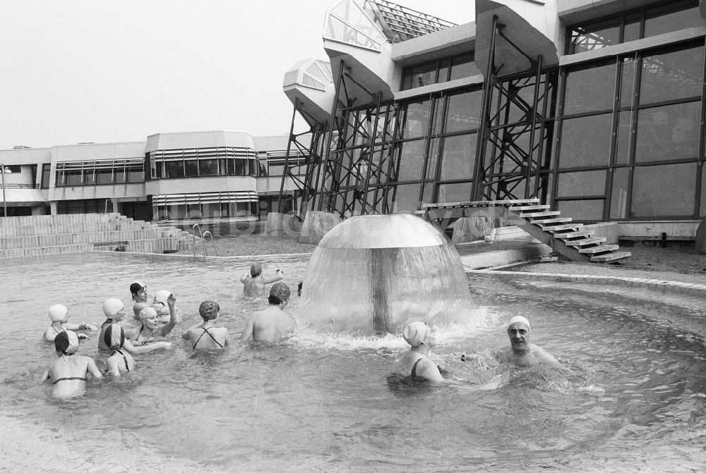 DDR-Fotoarchiv: Berlin - Schwimm- und Spaßbad im Sport- und Erholungszentrum (SEZ) in Berlin, der ehemaligen Hauptstadt der DDR, Deutsche Demokratische Republik