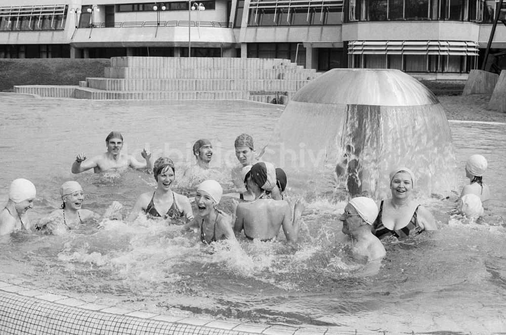 Berlin: Schwimm- und Spaßbad im Sport- und Erholungszentrum (SEZ) in Berlin, der ehemaligen Hauptstadt der DDR, Deutsche Demokratische Republik