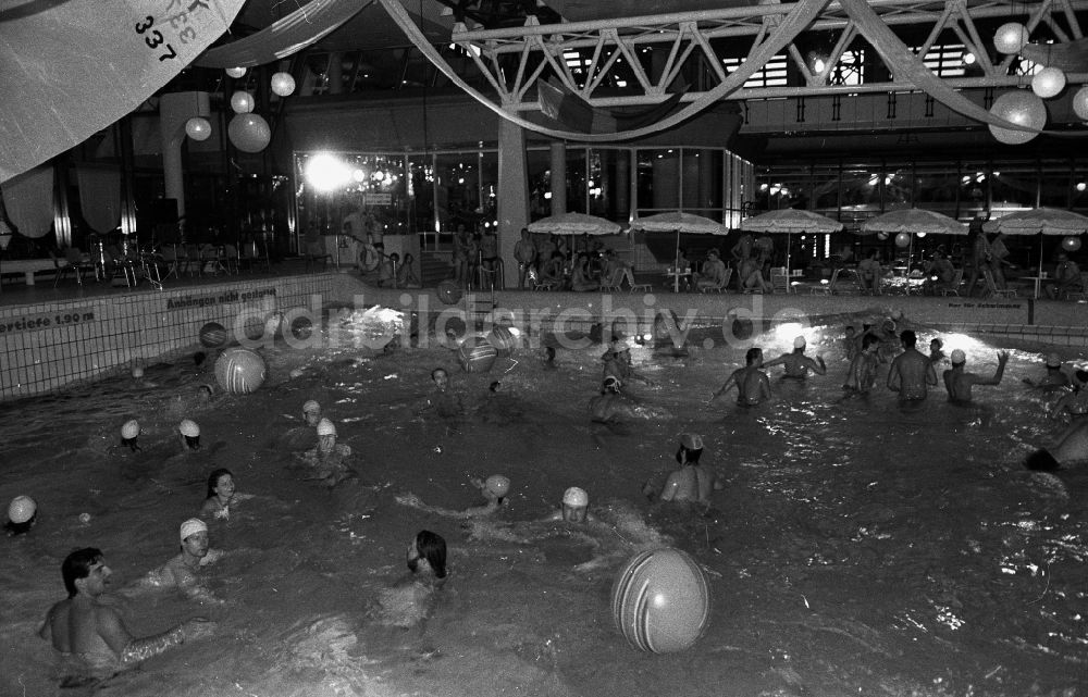 DDR-Fotoarchiv: Berlin - Schwimmbecken des Freibades SEZ an der Landsberger Allee in Berlin auf dem Gebiet der ehemaligen DDR, Deutsche Demokratische Republik
