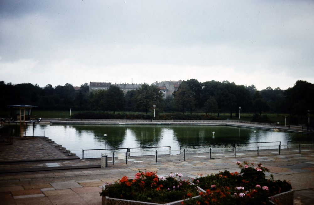 DDR-Fotoarchiv: Berlin - Schwimmbecken des Freibades Sommerbad Pankow in Berlin in der DDR