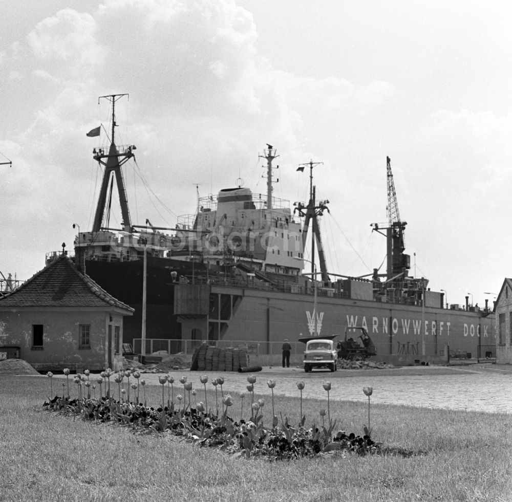 DDR-Bildarchiv: Rostock - Schwimmdock der Warnowwerft im Überseehafen in Rostock 