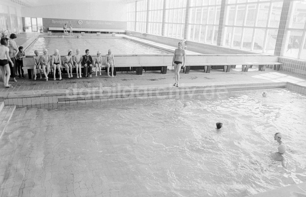 Berlin: Schwimmunterricht in Berlin, der ehemaligen Hauptstadt der DDR, Deutsche Demokratische Republik