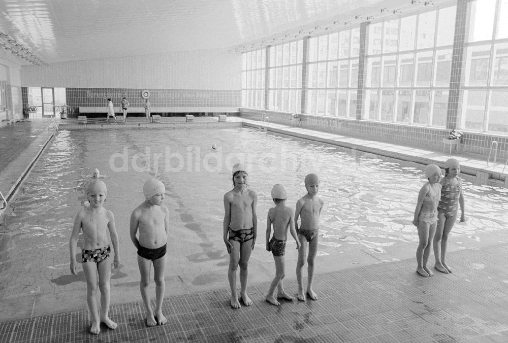 DDR-Fotoarchiv: Berlin - Schwimmunterricht in Berlin, der ehemaligen Hauptstadt der DDR, Deutsche Demokratische Republik