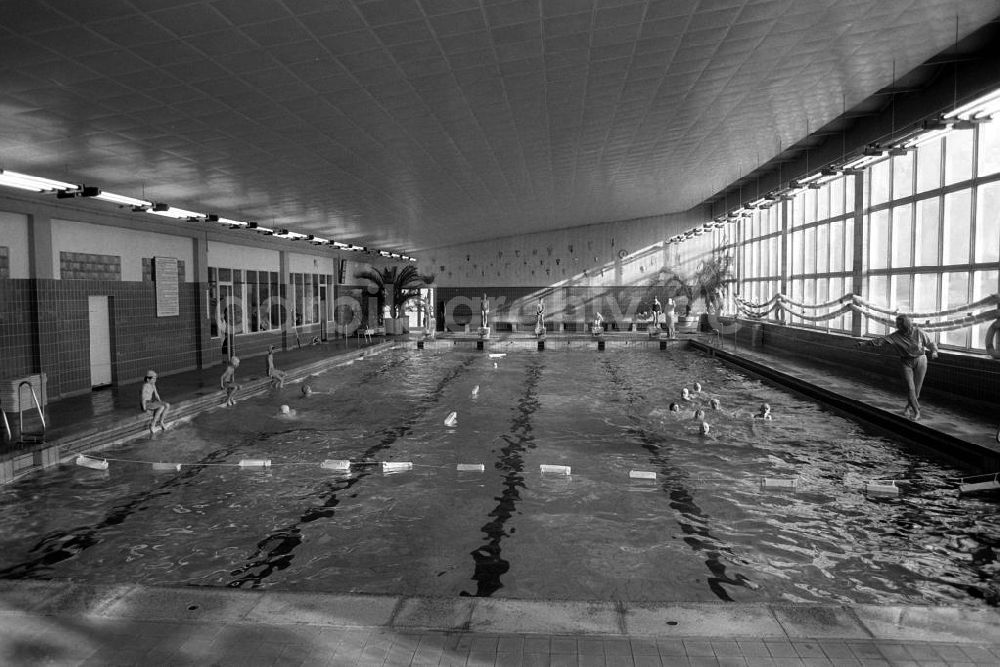 Bernburg: Schwimmunterricht im Hallenbad in Bernburg