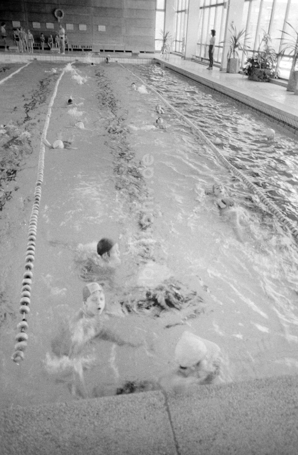 Berlin: Schwimmunterricht der Klassenstufen 2 und 3 in einer Schwimmhalle in Berlin, der ehemaligen Hauptstadt der DDR, Deutsche Demokratische Republik