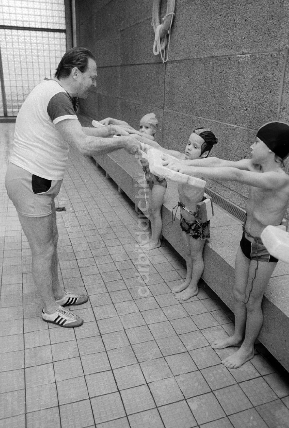 DDR-Bildarchiv: Berlin - Schwimmunterricht der Klassenstufen 2 und 3 in einer Schwimmhalle in Berlin, der ehemaligen Hauptstadt der DDR, Deutsche Demokratische Republik