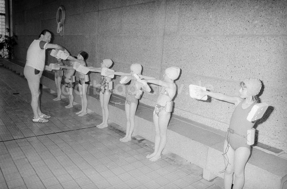 DDR-Fotoarchiv: Berlin - Schwimmunterricht der Klassenstufen 2 und 3 in einer Schwimmhalle in Berlin, der ehemaligen Hauptstadt der DDR, Deutsche Demokratische Republik