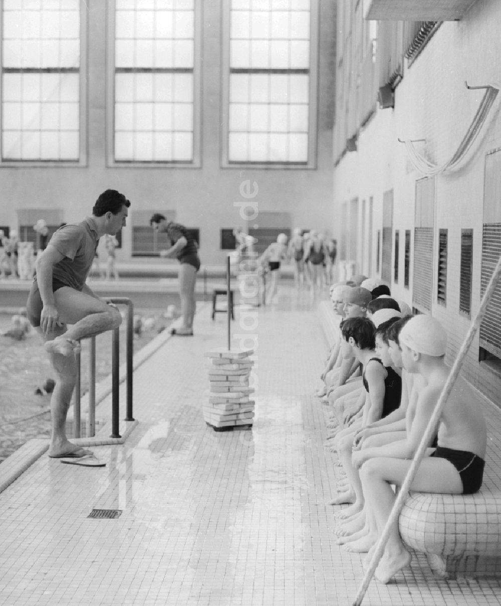 DDR-Fotoarchiv: Berlin - Schwimmunterricht im Stadtbad Mitte „James Simon“ in Berlin, der ehemaligen Hauptstadt der DDR, Deutsche Demokratische Republik