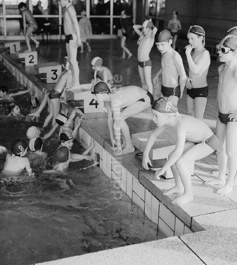DDR-Bildarchiv: Berlin - Schwimmwettkampf in der Schwimmhalle in Berlin, der ehemaligen Hauptstadt der DDR, Deutsche Demokratische Republik