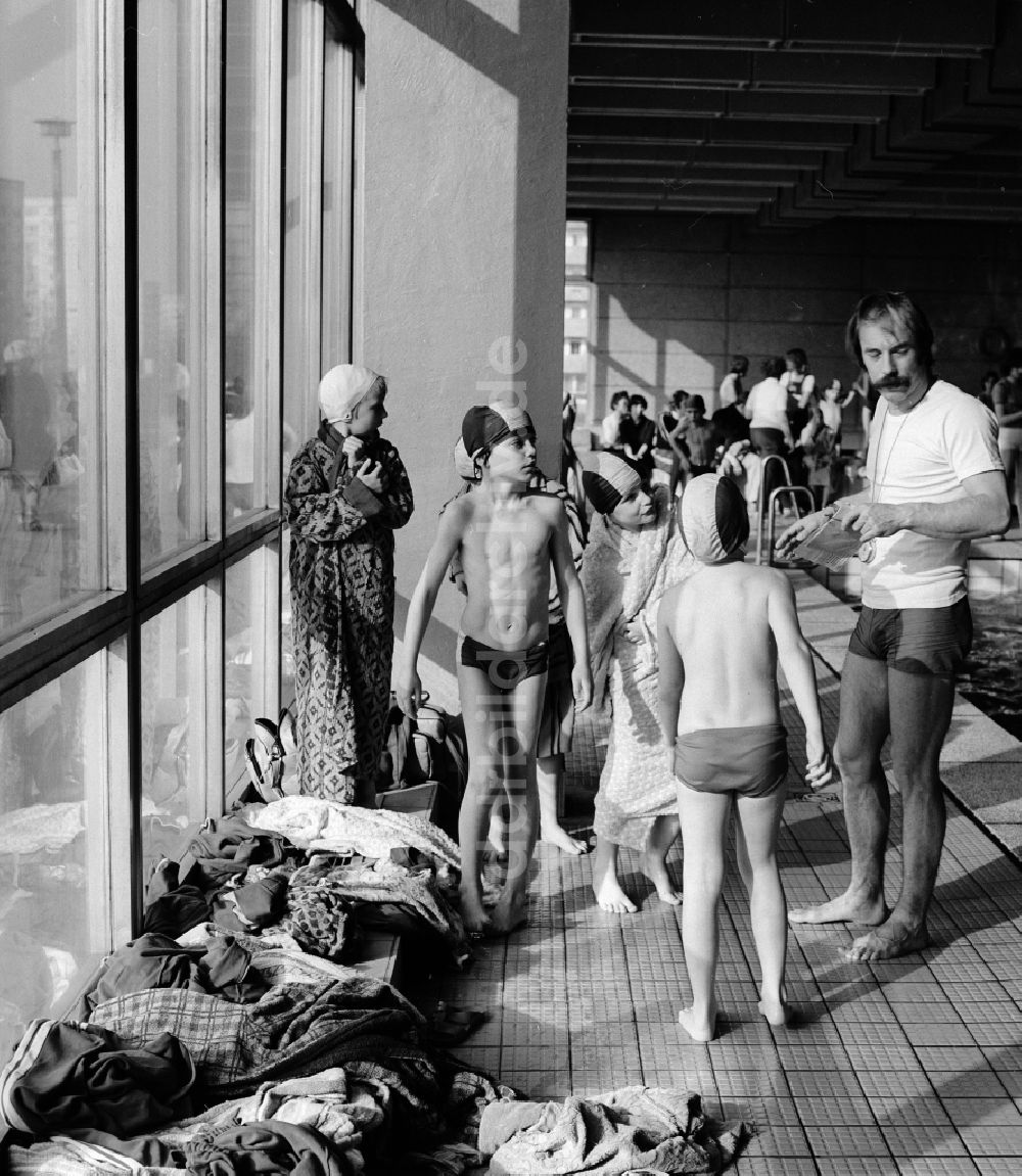DDR-Fotoarchiv: Berlin - Schwimmwettkampf in der Schwimmhalle in Berlin, der ehemaligen Hauptstadt der DDR, Deutsche Demokratische Republik