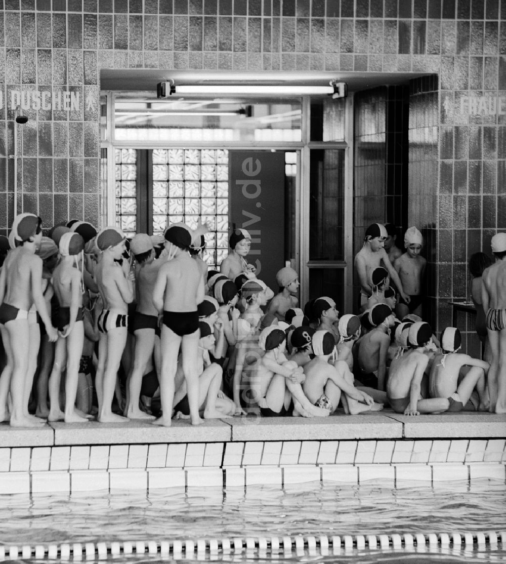 DDR-Bildarchiv: Berlin - Schwimmwettkampf in der Schwimmhalle in Berlin, der ehemaligen Hauptstadt der DDR, Deutsche Demokratische Republik