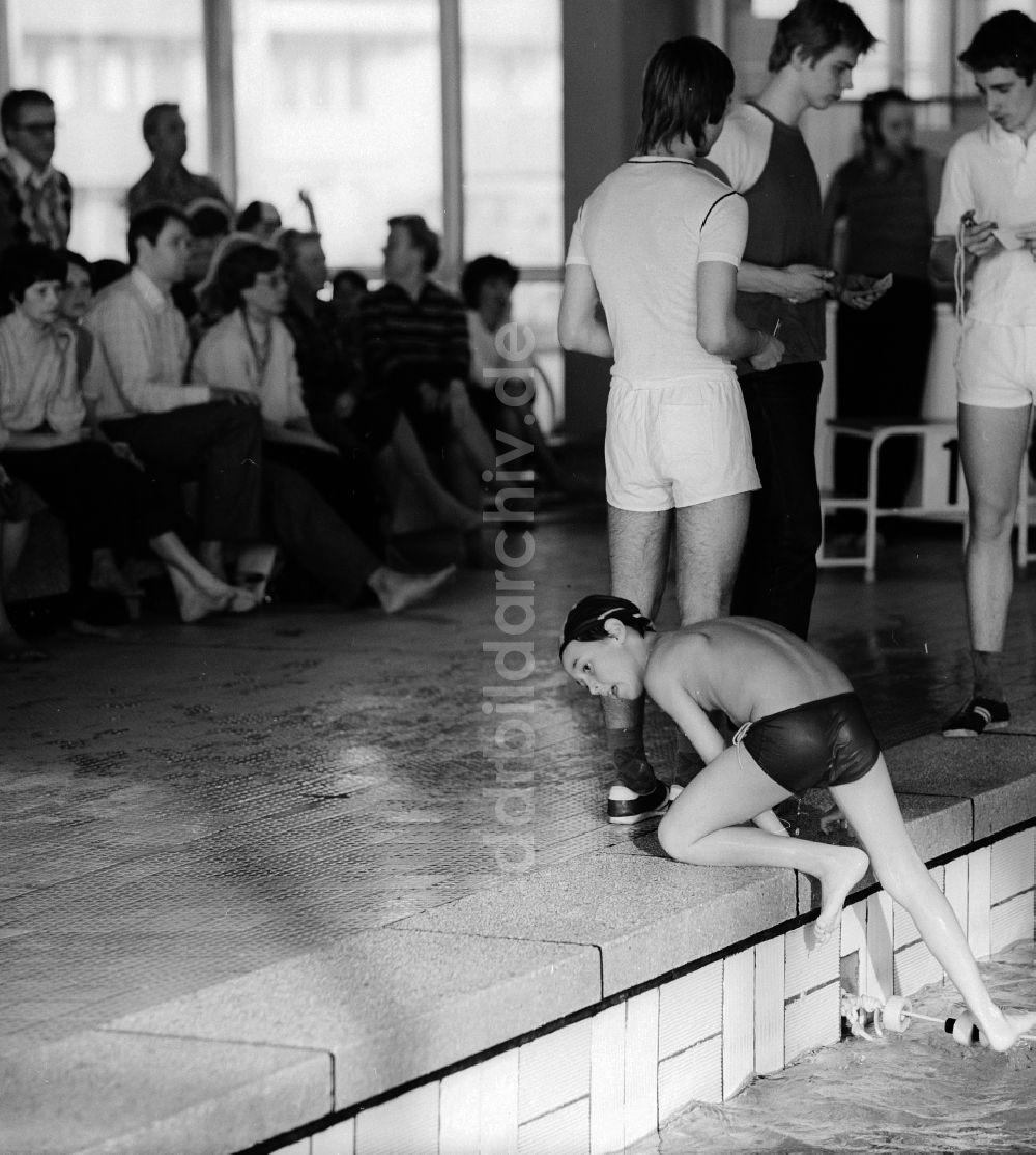 Berlin: Schwimmwettkampf in der Schwimmhalle in Berlin, der ehemaligen Hauptstadt der DDR, Deutsche Demokratische Republik