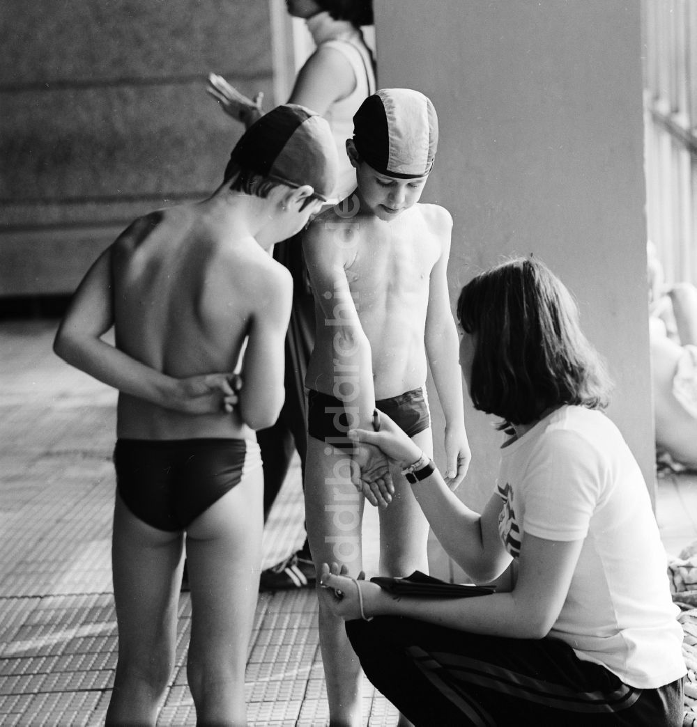 DDR-Fotoarchiv: Berlin - Schwimmwettkampf in der Schwimmhalle in Berlin, der ehemaligen Hauptstadt der DDR, Deutsche Demokratische Republik