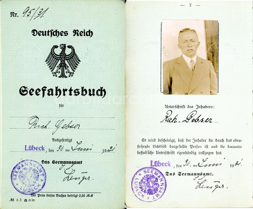 DDR-Fotoarchiv: Lübeck - Seefahrtsbuch für Richard Gebser ausgestellt in Lübeck im Bundesland Schleswig-Holstein in Deutschland