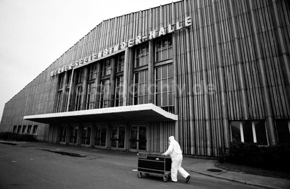 DDR-Bildarchiv: Berlin-Prenzlauer Berg - Seelenbinder Halle 30.11.92 Foto: ND/Lange Umschlagnummer: 1221