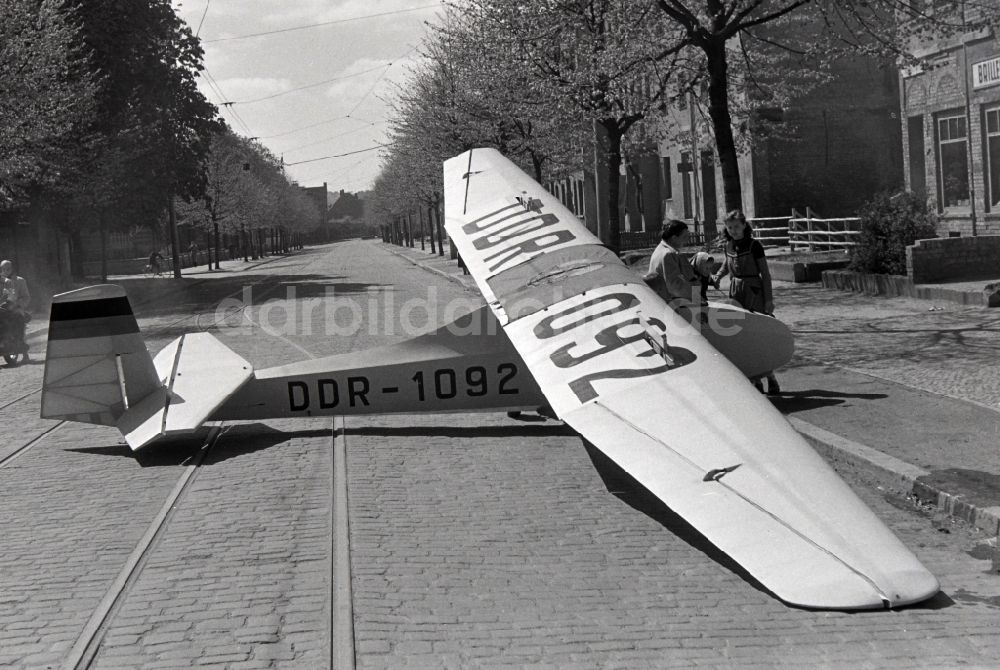 DDR-Fotoarchiv: Halberstadt - Segelflugzeug Grunau Baby mit der Kennung DDR-1092 auf der Spiegelstraße in Halberstadt in Sachsen-Anhalt in der DDR