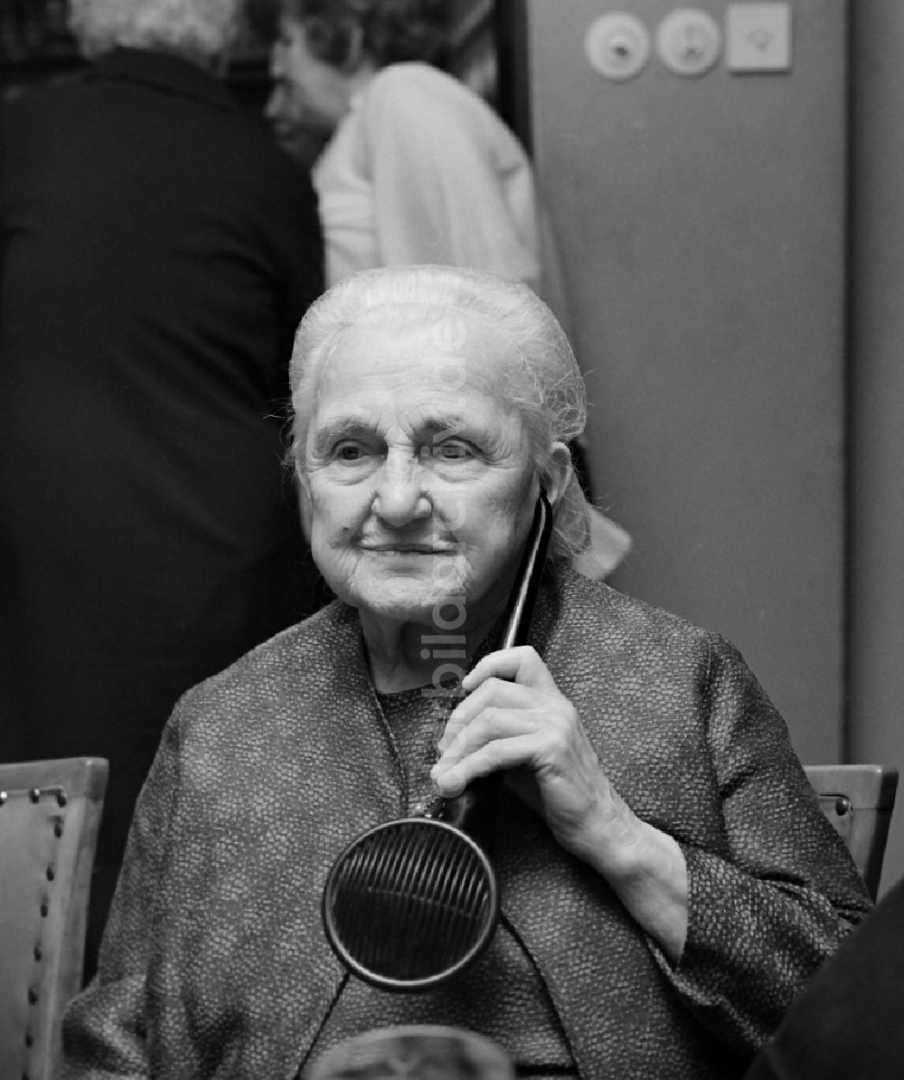 DDR-Fotoarchiv: Leipzig - Seniorin in einem Restaurant in Leipzig im Bundesland Sachsen auf dem Gebiet der ehemaligen DDR, Deutsche Demokratische Republik