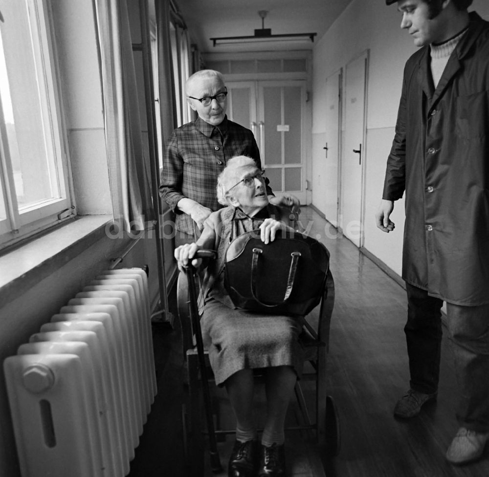 DDR-Fotoarchiv: Leipzig - Seniorin in einem Rollstuhl in einem Altenheim in Leipzig im Bundesland Sachsen auf dem Gebiet der ehemaligen DDR, Deutsche Demokratische Republik