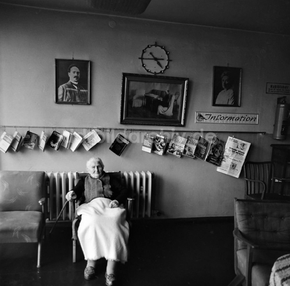 DDR-Fotoarchiv: Leipzig - Seniorinnen in einem Altenheim in Leipzig in Sachsen in der DDR