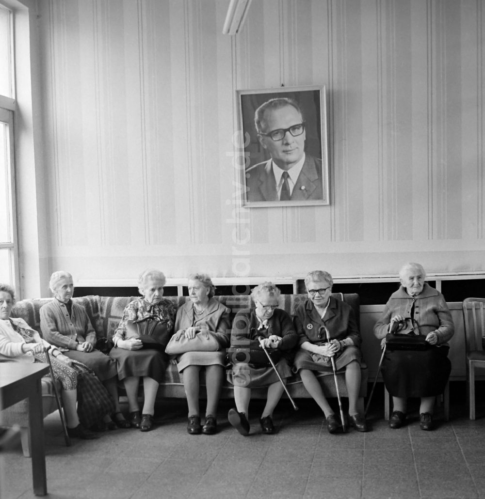 DDR-Fotoarchiv: Leipzig - Seniorinnen unter Honecker-Porträt in einem Altenheim in Leipzig in Sachsen in der DDR