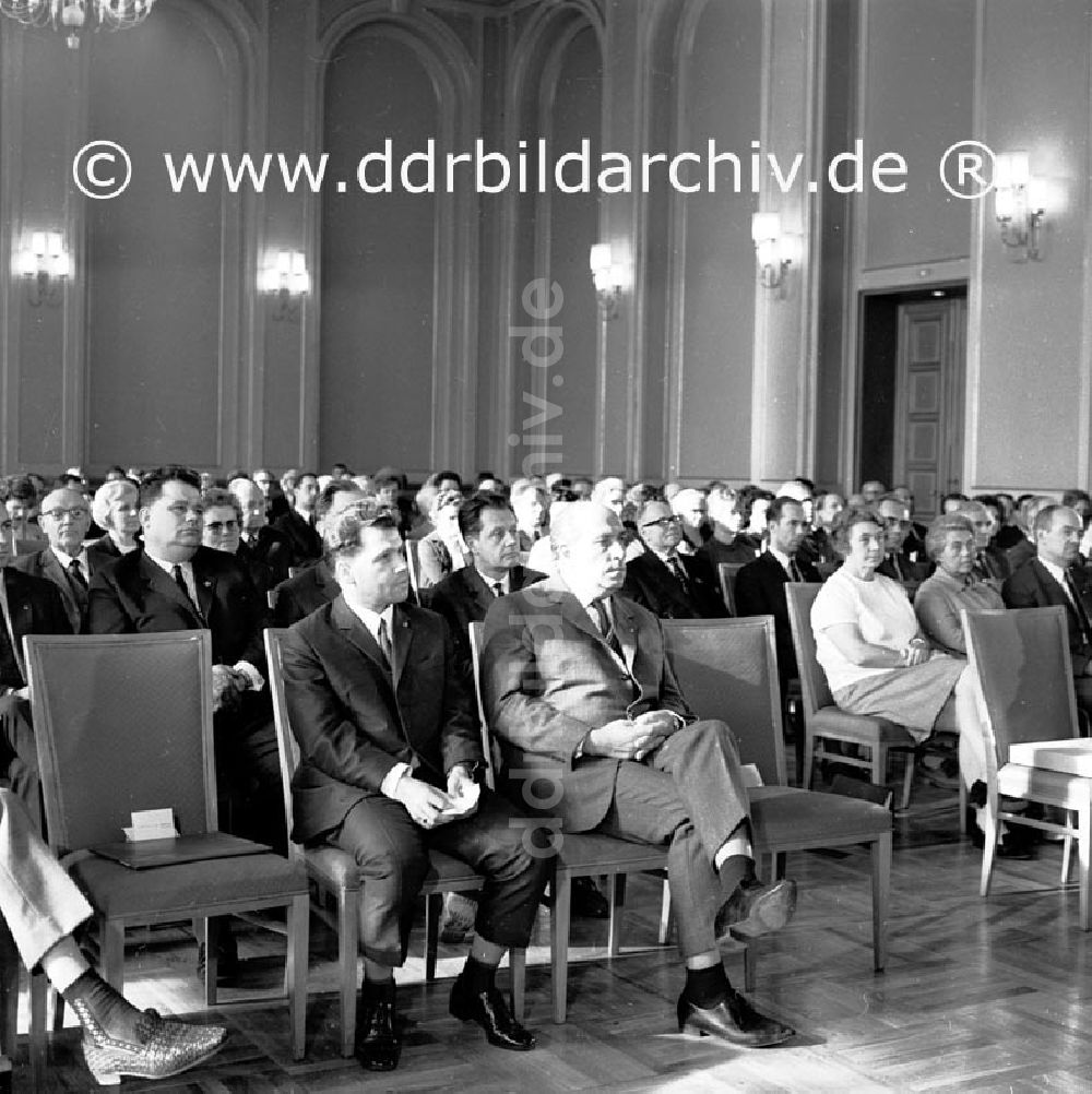 Berlin: September 1969 Berlin, Auszeichnung mit der Wanderfahne