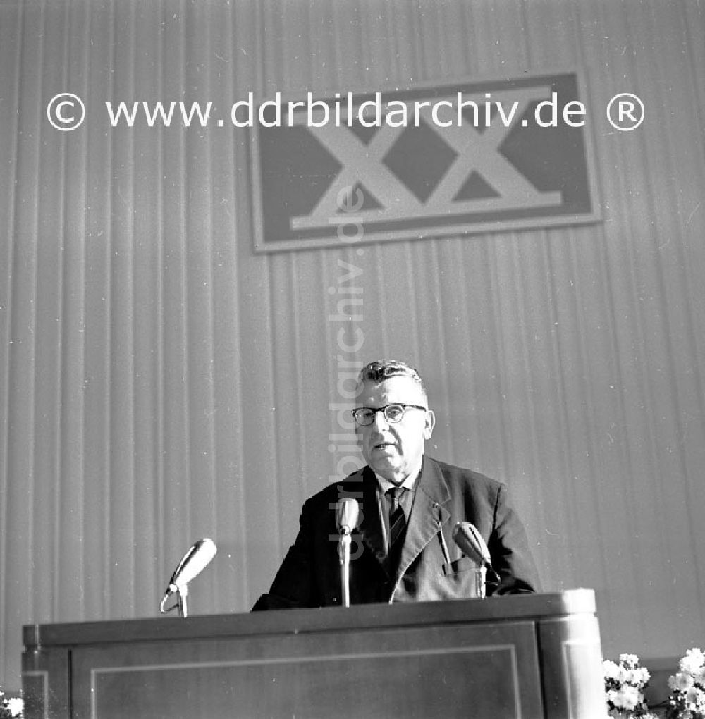 DDR-Bildarchiv: Berlin - September 1969 Berlin, Auszeichnung mit der Wanderfahne
