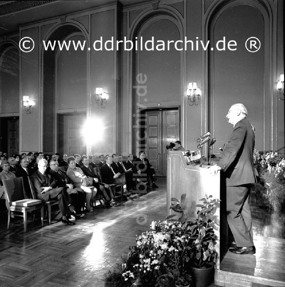 DDR-Bildarchiv: Berlin - September 1969 Berlin, Auszeichnung mit der Wanderfahne