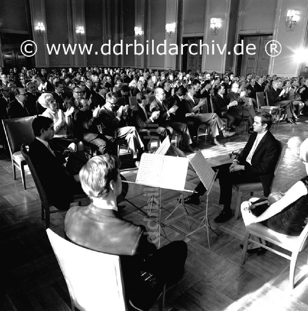 DDR-Fotoarchiv: Berlin - September 1969 Berlin, Auszeichnung mit der Wanderfahne