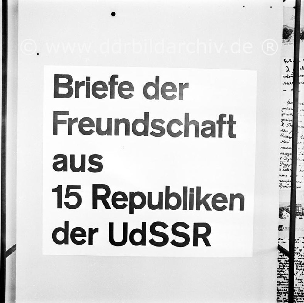 DDR-Fotoarchiv: Berlin - September 1969 Berlin, Auto-Garage Waschbär, Ausstellung.
