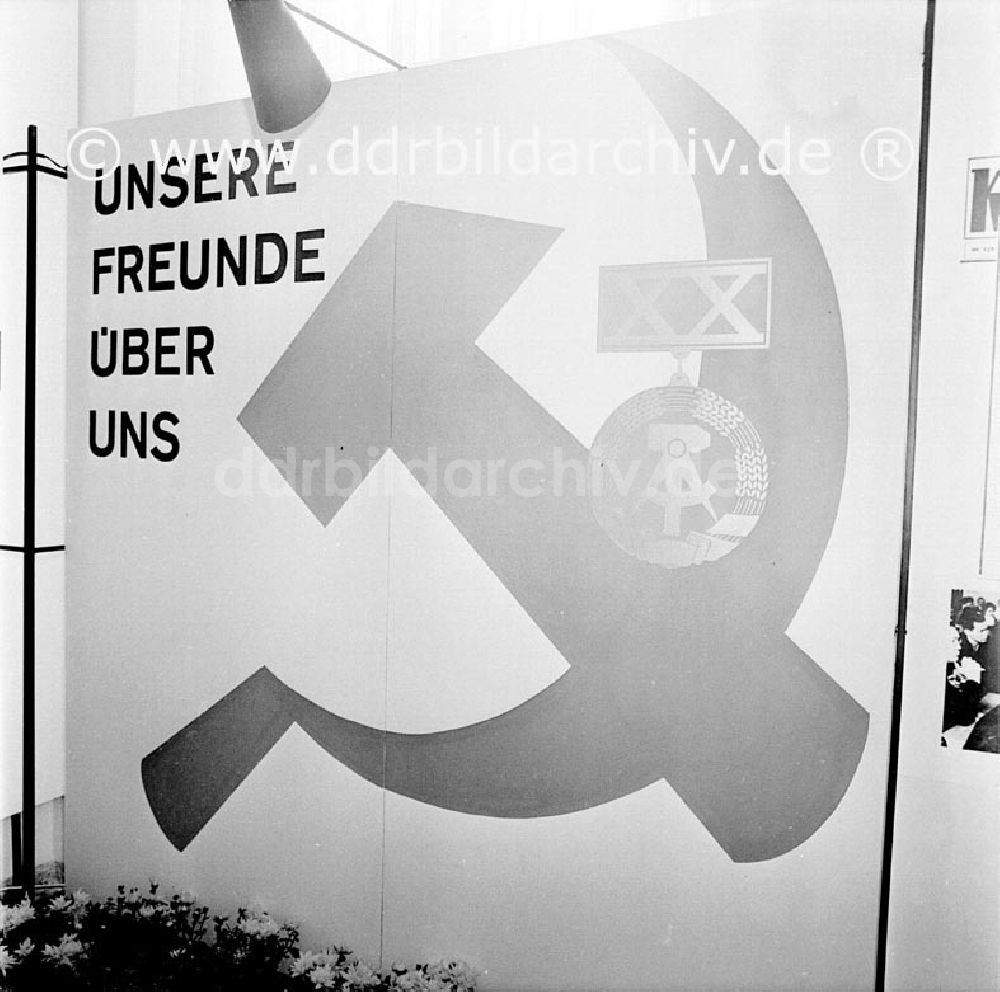 Berlin: September 1969 Berlin, Auto-Garage Waschbär, Ausstellung.