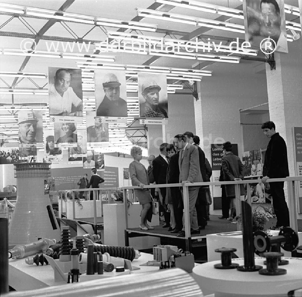 DDR-Fotoarchiv: Berlin - September 1969 Berlin, Kämpfer- und Siegerausstellung in der Karl-Marx-Allee.