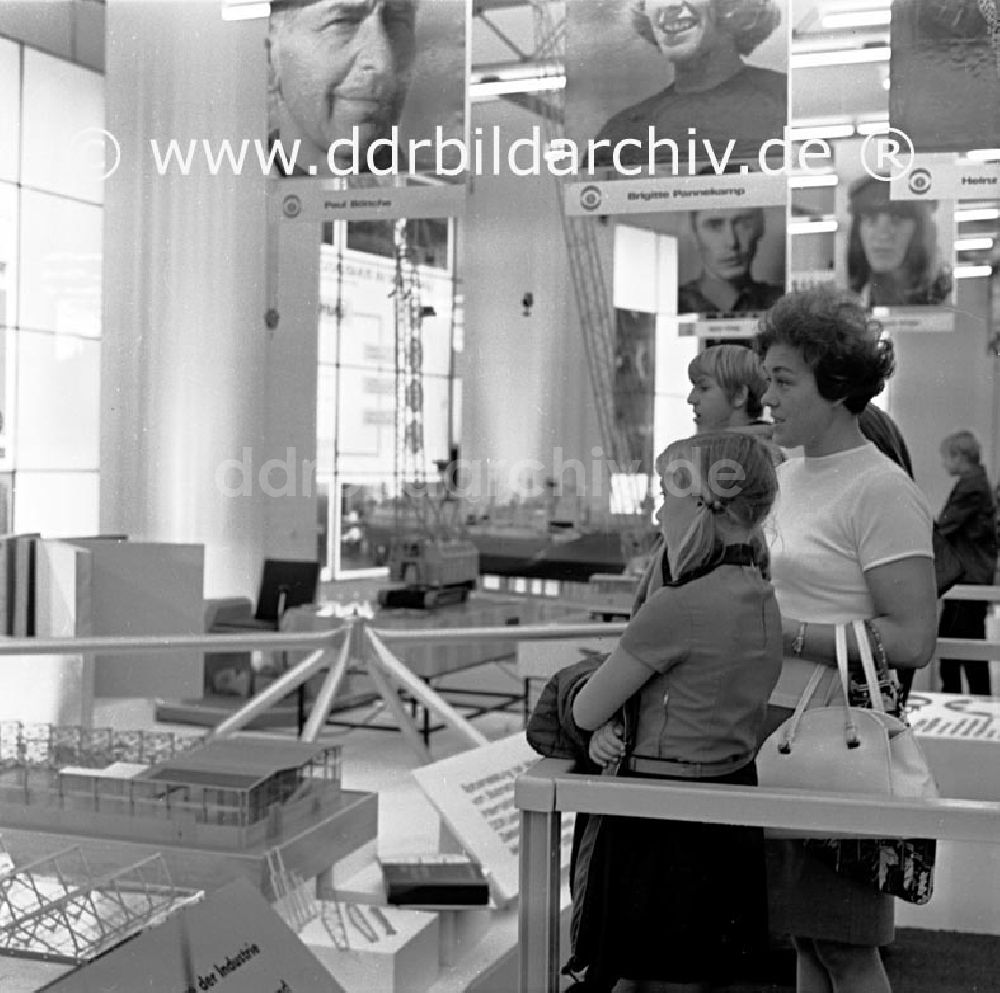 Berlin: September 1969 Berlin, Kämpfer- und Siegerausstellung in der Karl-Marx-Allee.